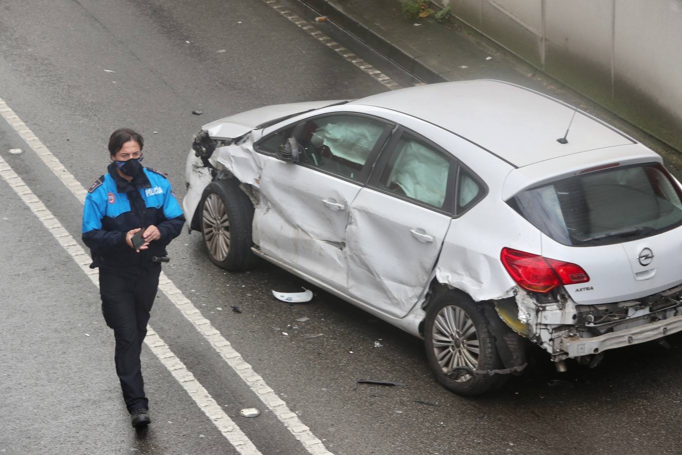 Imágenes Un accidente corta el acceso por la avenida de El Llano y
